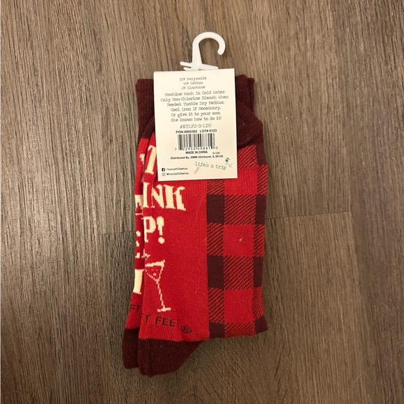 Two Left Feet Festive Santa Drinking Socks NWT - Picture 4 of 4